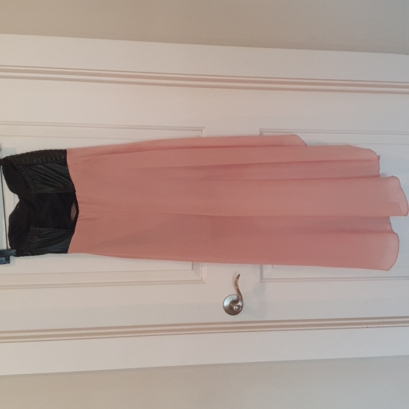 Black and pink strapless dress with asymmetrical bottom - Picture 4 of 4